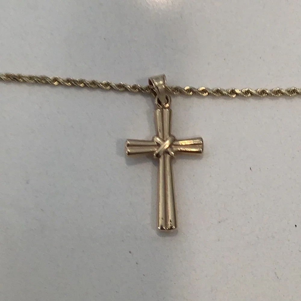 10 KARAT GOLD ROPE CHAIN & 14 karat cross. - Picture 3 of 6
